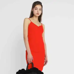 Röd klänning från Bikbok  Storlek M ( 38 )  Har andvänt den en gång  