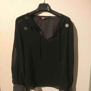  - Meshblus från miss sixty i storlek M med fina detaljer! 