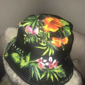  - Bucket hat med gröna växter/blommor tropiskt motiv :)