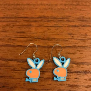  - Playboy örhängen  10:- plus frakt 9:-