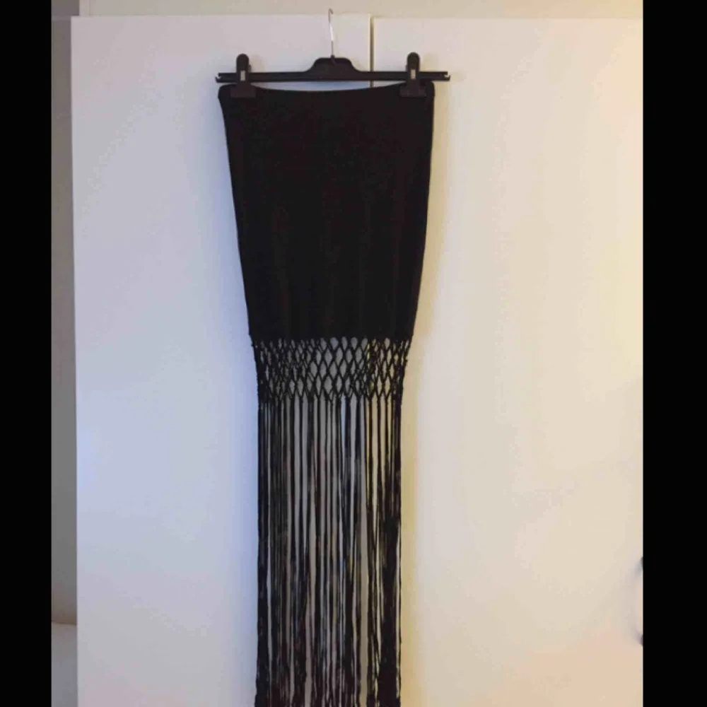Denna kommer tyvärr inte till användning hos mig ❤️ Kjolen är från H&Ms Coachella-kollektion. 🌸 Resår i midjan och fransarna når ända ner till anklarna. 📬 Frakt: 55kr eller 63kr spårbart. Kjolar.