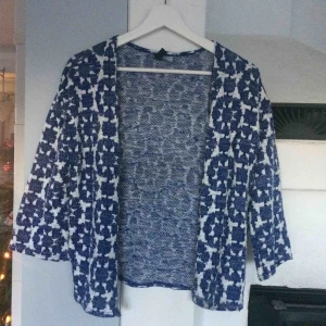  - Jättefin stickad trekvarts kofta. 