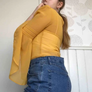  - Genomskinlig tröja med utsvängda ärmar💛 Finns även i blått vid intresse! Båda kan köpas för 80kr! Kan mötas upp i Gävle eller fraktar denna för 18kr då köparen står för frakten