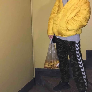  - nice å sköna hummel-byxor :)))!! lite flared längst ner och rätt korta (e 170cm lång å dom går till anklarna) 