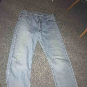  - Vintage Levis 501:or!! Stora i midjan på mig, men kan ha dom med ett skärp!💓