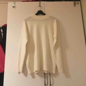  - Köpt second hand och väl använd, är något noppig på sina ställen vilket syns på sista bilden. Också lite transparent, den svarta galgen syns tex igenom!