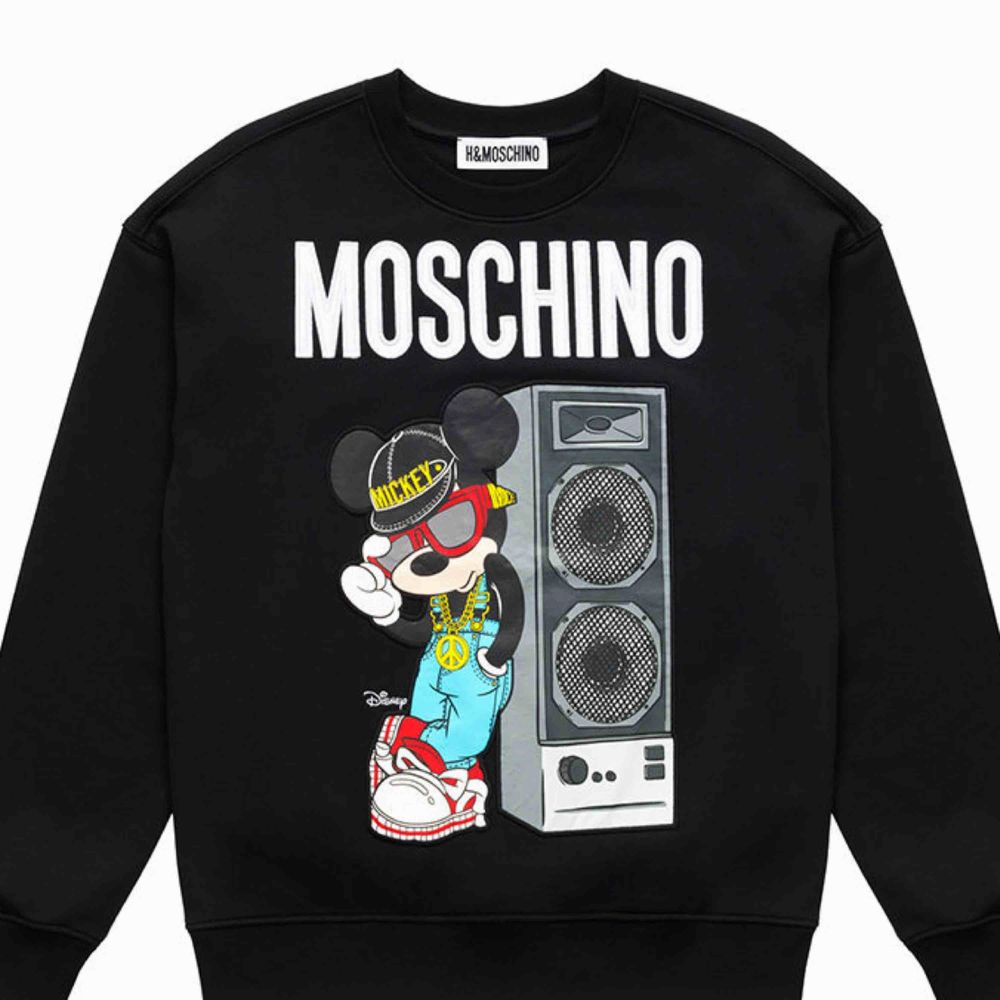 Säljer en helt oanvänd tröja från H&Ms efterlängtade designer samarbete med Moschino.   Fraktar gärna tröjan men köparen står för frakten.   Kommer från herravdelningen, dock är den mindre i storleken. . Tröjor & Koftor.