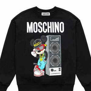 Säljer en helt oanvänd tröja från H&Ms efterlängtade designer samarbete med Moschino.   Fraktar gärna tröjan men köparen står för frakten.   Kommer från herravdelningen, dock är den mindre i storleken. 