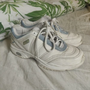  - Sköna Reebok-skor. Köpta begagnade, säljer pga kommer inte till användning. Frakt tillkommer på 70 kronor 🖤