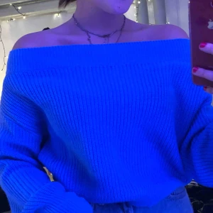  - Super skön och snygg stickad offshoulder ifrån GinaTricot!! Nästan aldrig använd, precis som ny! Storlek S men passar även en M. På sista bilden ser man mer exakt vilken färg den är😇💖 frakt 30kr 