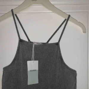  - Fin grå klänning från Pull&Bear. Tight passform som går ner till knäna på mig som är 177 med en halterneck upptill! Aldrig använd då den inte passade mig i mitt tycke! 