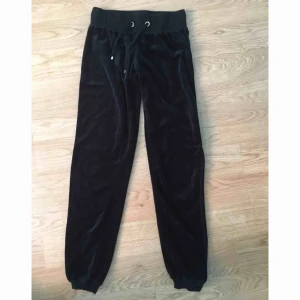  - Svarta velourbyxor i storlek XS, aldrig använda! Nypris 250. Kan mötas upp i Stockholm eller skicka mot fraktkostnad (55:-)