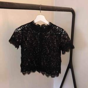 Superfin svart blus från Zara! Blusen har T-shirt ärmar och är i spets och broderi och har en dragkedja i ryggen! 🌸 Vid frakt tillkommer en avgift (ca. 50kr) 🌸