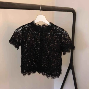  - Superfin svart blus från Zara! Blusen har T-shirt ärmar och är i spets och broderi och har en dragkedja i ryggen! 🌸 Vid frakt tillkommer en avgift (ca. 50kr) 🌸