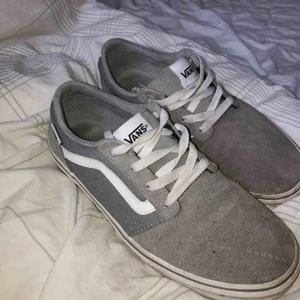  - Gråa vans old school. Använda men i bra skick!  Säljes pga förstora)-: