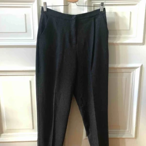  - Sköna grå kostymbyxor från monki. Frakt tillkommer ✨