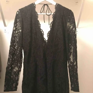  - Spetsklänning köpt på H&M, nypris 499. Använd en gång, frakten står köparen för!💕🌟