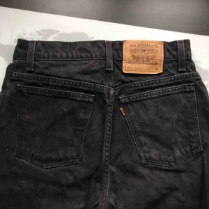  - SUPERsnygga svarta jeans med vintage-fit!!  Ett par av mina gamla favvojenas som tyvärr har blivit för små :((  Köpta second-hand, använda en del men fortfarande i bra skick!  Köparen står för frakt🌹