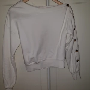  - Supersnygg tjocktröja från HM. Aldrig använd. Köpt för 499kr. Köparen står för frakten.