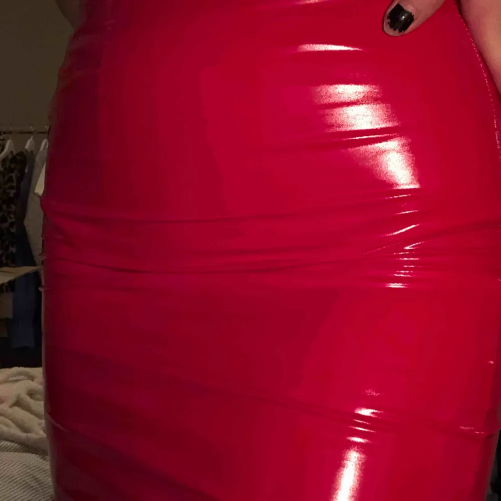 Röd kjol från Nelly i patent. aldrig använd prislapp kvar. Frakt inräknad i pris . Kjolar.