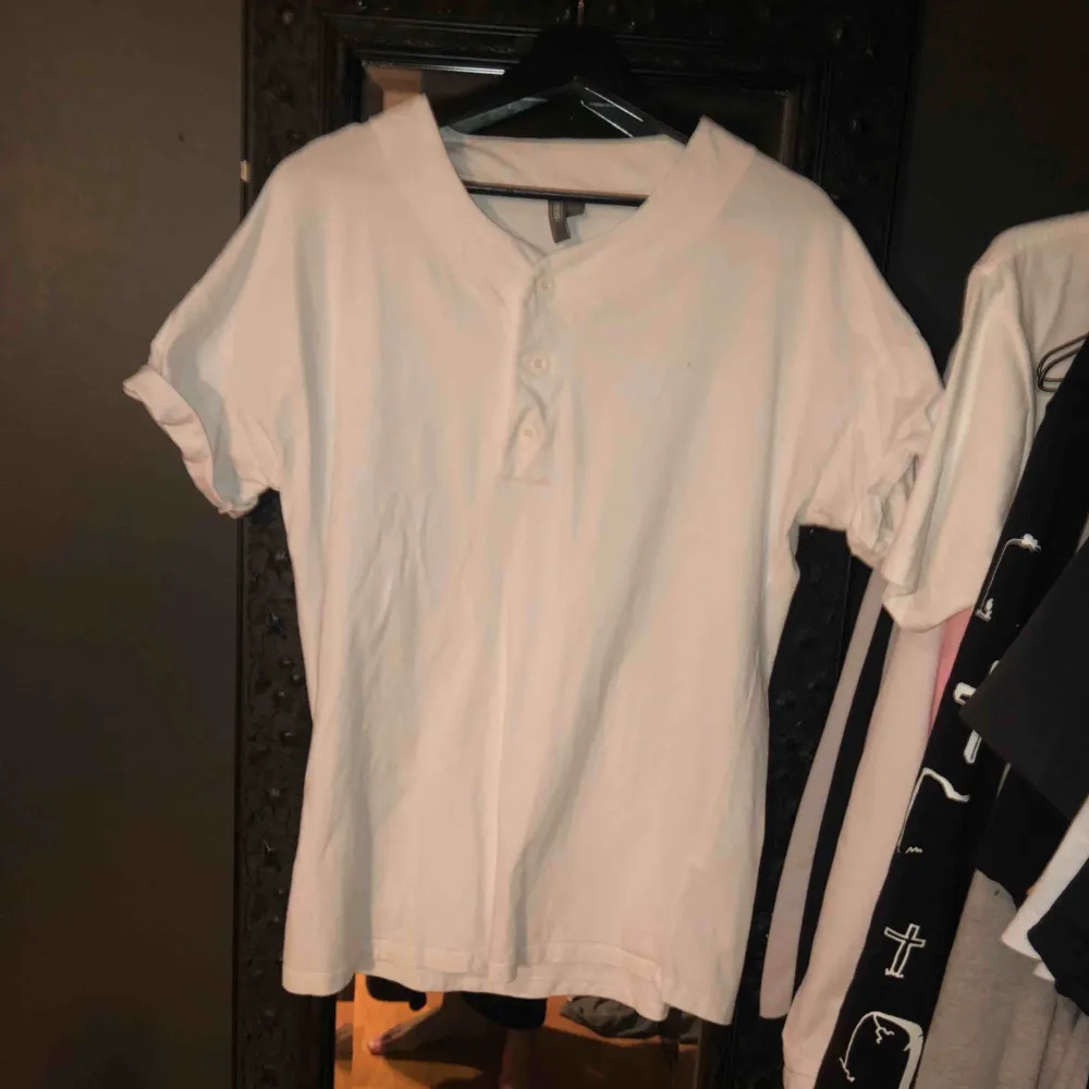 Olika t-shirts från olika märken köp alla för 250 eller en för 150 Den vita o bruna är S men oversize och den orangea är M. T-shirts.