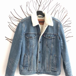  - Levi’s Sherpa-lined trucker jacka Storlek - M väldigt bra condition (8/10) Dma för fler bilder! Inga fläckar eller hål samt aldrig tvättad.