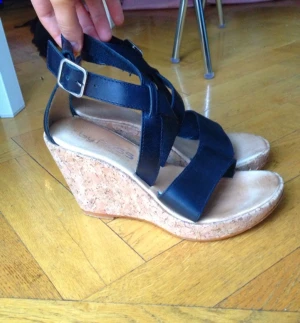 Sandaletter med kilklack i storlek 37. Sköna att gå i och perfekta till sommaren - Sandaletter med kilklack i storlek 37. Sköna att gå i och perfekta till sommaren