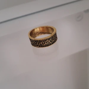  - Underbar secondhand vintagering i guldpläterad metall Frakt: 9kr