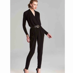  - Äkta, köpt för 2100kr Aldrig använd Strl: XS men kan även passa som sitta som en Small OBS, bältet på bilden medföljer ej med jumpsuiten!