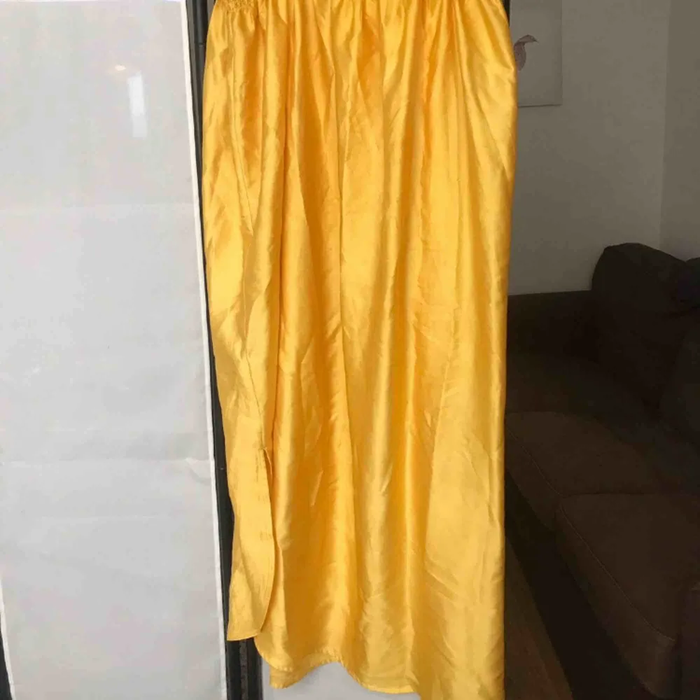 jättefin gul klänning som man knyter axelbanden på! storlek 44 köparen betalar frakt! endast swish!!. Klänningar.
