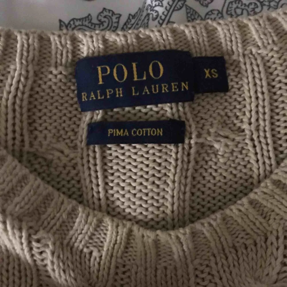 En Ralph lauren tröja i nyskick, säljs då den inte kommer till användning. . Stickat.