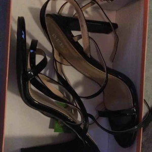  - Nyköpt inför nyårsafton men tyvärr kunde ej använda dem för att mina fötter var extrem smal inne men dem är jätte snygga