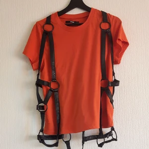  - Harness vest köpt via shock. Fint skick.  (Tröja på bild ingår ej).  Frakt tillkommer vid köp, kan även hämtas upp i Malmö eller Hässleholm.  