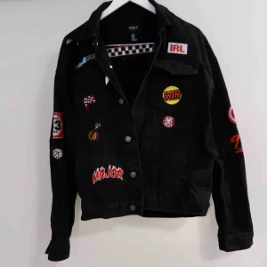  - Skit cool jacka med patches från Forever21 (passar snyggt och lite overzised på tjej)