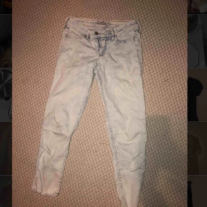  - Ljusblå jeans från Hollister, lite kortare i benen. Storlek 0, W24. Tar bud. 
