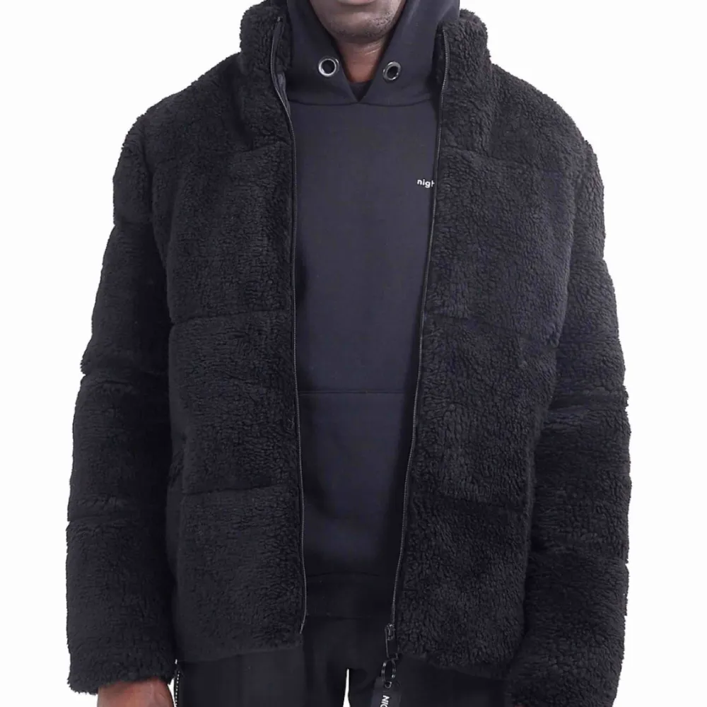 Oversized fluffig puffer jacket, varm och jätte skön. Endast använd 2ggr. Funkar nu i kylan, men även bra till vår med effektiv layering. . Jackor.