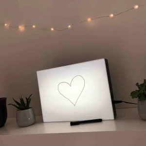  - Whiteboard som lyser i mörkret (penna ingår). Kan mötas upp i Gävle, annars står köparen för frakt på 40kr! :) 