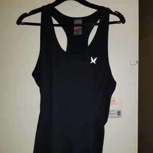  - Oanvändt träning linne i storlek L men passar M 