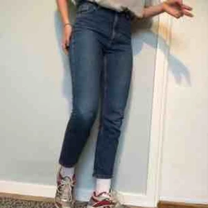  - supersnygga jeans från monki i modellen kimomo!! färgen stämmer bäst överens med tredje bilden. är slitna på rumpan (tredje bilden) därav det låga priset. FRAKT INGÅR