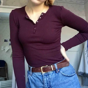  - Söt och jättemjuk top från pull&bear i bra skick!🌸 Den är storlek L på lappen men sitter perfekt på mig som är M. Passar S-L. Superanvändbar, kan användas både som ”vanlig” tröja, och att ha som tunt underställsplagg. Köparen står för frakt.