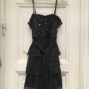  - Från ONLY i storlek M. Band i midjan kan tas av om man vill. Samt axelbanden går också att ta av!  ⚠️OBS! HÄMTAS i Hornstull alternativt skickas mot att köparen betalar fraktavgift. Möts endast upp om köparen köper för 100kr eller mer!⚠️