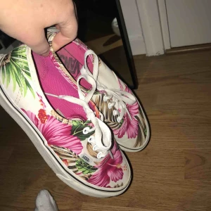  - Skit snygga vans, köpte i Frankrike så vet inte nypriset men säljer dom för 300 och jag står för frakten. Knappt använda 