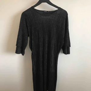  - Söt klänning med lite glitter från Boohoo. Aldrig använd! Står 38 men skulle säga att den är som en 36. Köparen står för frakt. 