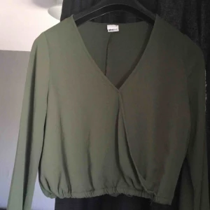  - Fin topp från Gina. Köparen står för frakten.