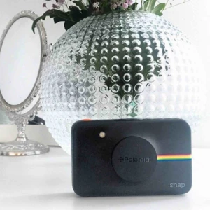  - Polaroidkamera, använd ca 5 gånger. Som ny. Frakt ingår i priset. Ca 35 fotopapper ingår. 