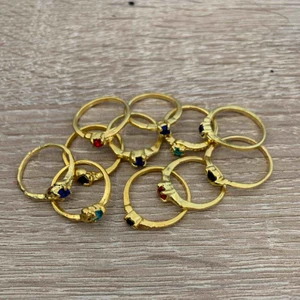  - Säljer 10 st fina guldfärgade ringar för 100kr  Olika färger på stenarna. 15kr/st. Och du köper fler än 5st får du dem för 10kr/st. 