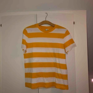  - Gul/vit randig t-shirt från & Other Stories. Aldrig använd. Köpare betalar eventuell frakt om du inte kan mötas upp. 
