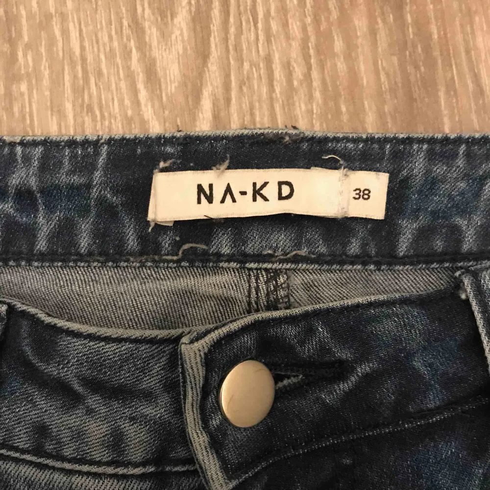Jeans från NA-KD, använda 1 gång, säljer pga att de är för korta för mig. Betalning via swish. Jeans & Byxor.