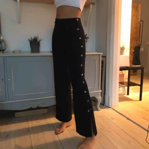 Kostymbyxor med knappar - Coola byxor från zara! Tyvärr för korta för mina långa ben... Ser svarta ut men är mörk mörk blåa