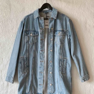  - Helt oanvänd jeansjacka (längre modell) från topshop. Prislappen sitter kvar 